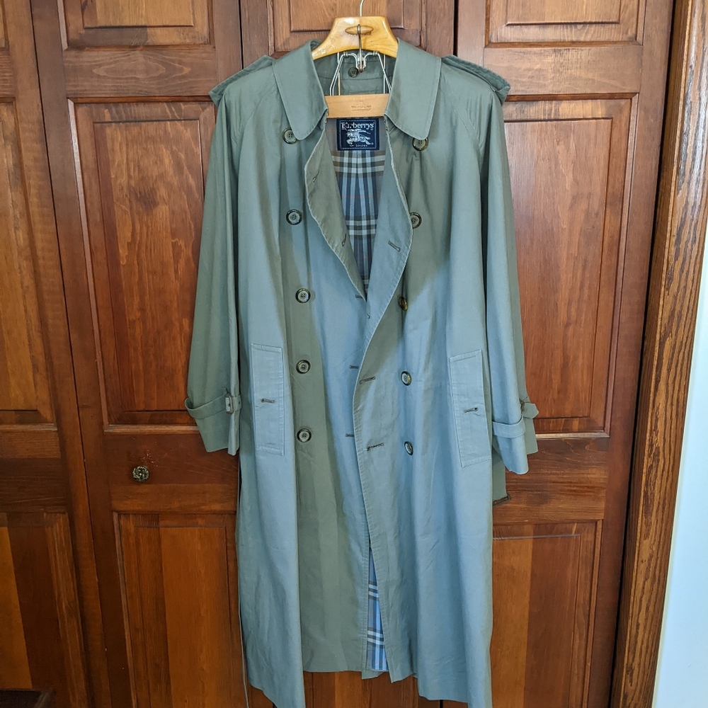 Burberrys' of London. Long Kensington. Men's XL US. Color Sage.